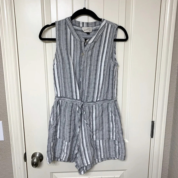 Universal Thread Romper - Picture 1 of 5